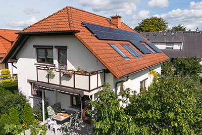 Pv-Anlage auf Satteldach mit 24 PV-Modulen und 10kW Speicher