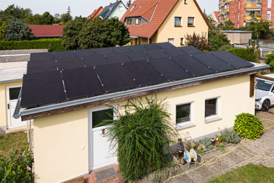 Pv-Anlage auf Flachdach mit 24 PV-Modulen und 10kW Stromspeicher