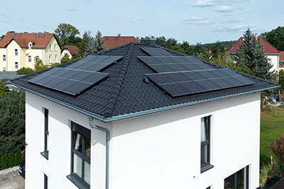 Pv-Anlage mit Süd-Ost-West-Ausrichtung auf Satteldach mit 27 PV-Modulen und 10kW Speicher