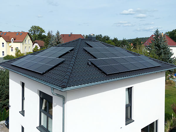 11 kWp PV-Anlage in Coswig - mit Speicher auf Zeltdach mit 3 Seiten-Ausrichtung