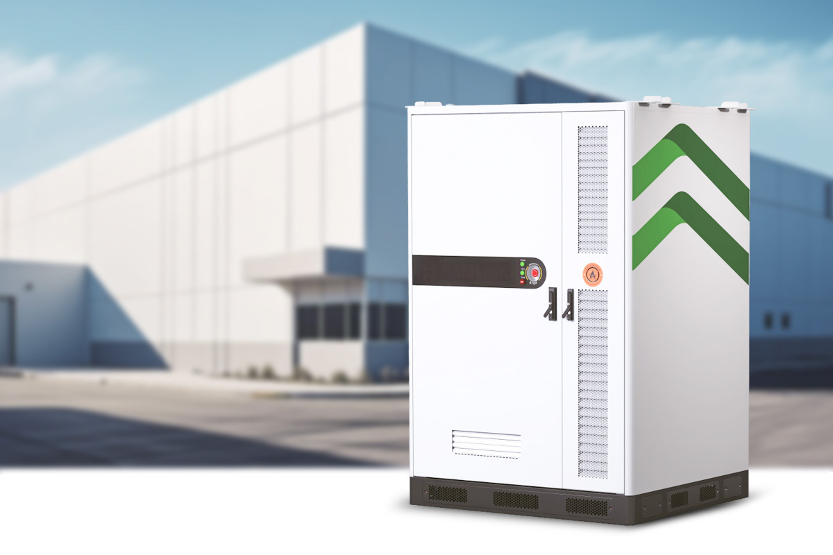 Stromspeichersystem im Außenbereich eines Industriegebäudes – CI-125/241-Y mit 241 kWh und 125 kW Leistung